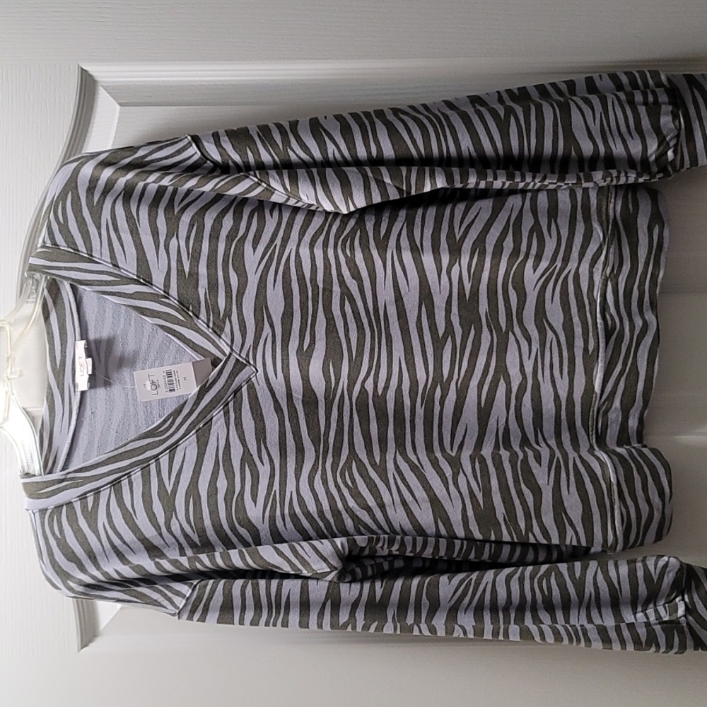 NWT V Neck Swestshirt Activewear